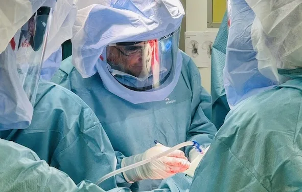 Chirurgia ortopedica del Policlinico, primo intervento in Sardegna di ricostruzione articolare dell’anca con protesi su misura 3D e trapianto osseo