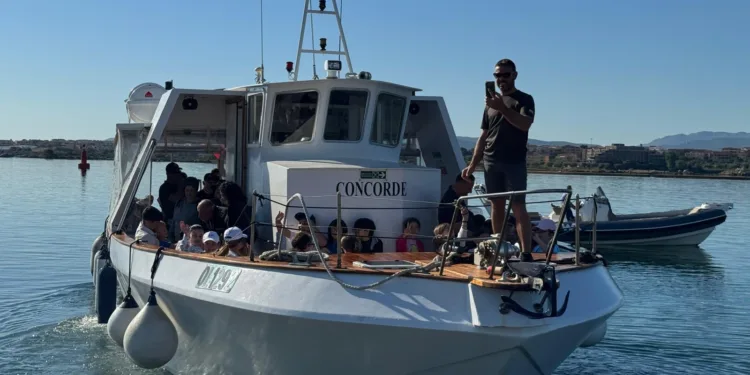 Fare scuola non a scuola, i bambini in viaggio verso Tavolara con Sas Janas