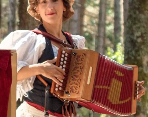 Storie a Manovella” con Caterina “Civi” Civai per Teatro e Marmellata 2026: antiche e moderne fiabe in scena giovedì 18 giugno al TsE di Is Mirrionis, a Cagliari