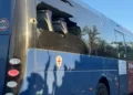 Tragedia sfiorata lungo la Decimomannu-Villasor: autobus Arst squarciato dalla benna di un trattore