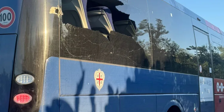 Tragedia sfiorata lungo la Decimomannu-Villasor: autobus Arst squarciato dalla benna di un trattore