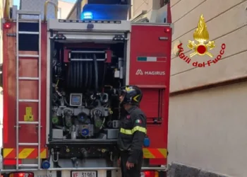 Intervento dei vigili del fuoco di Cagliari per un incendio divampato al piano terra di una palazzina di tre piani in via Canelles, a Cagliari