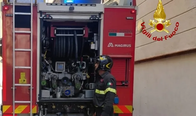 Intervento dei vigili del fuoco di Cagliari per un incendio divampato al piano terra di una palazzina di tre piani in via Canelles, a Cagliari