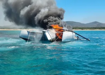 Intervento di soccorso in mare dei vigili del fuoco congiunto alla Guardia costiera per l’incendio di un’imbarcazione in località Porto Pollo, a Palau