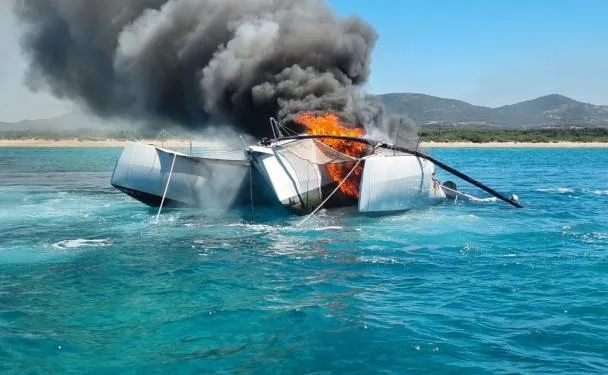 Intervento di soccorso in mare dei vigili del fuoco congiunto alla Guardia costiera per l’incendio di un’imbarcazione in località Porto Pollo, a Palau