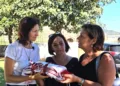 “Orme d’ombra” a Tortolì, Rosalba Castelli ha consegnato il nastro con il nome di Mirko Farci alla madre Paola Piras