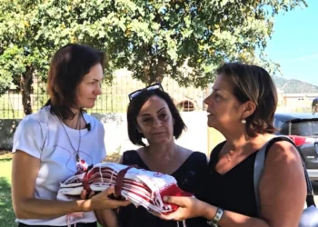 “Orme d’ombra” a Tortolì, Rosalba Castelli ha consegnato il vastro con il nome di Mirko Farci alla madre Paola Piras