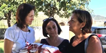 “Orme d’ombra” a Tortolì, Rosalba Castelli ha consegnato il nastro con il nome di Mirko Farci alla madre Paola Piras