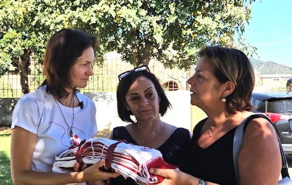 “Orme d’ombra” a Tortolì, Rosalba Castelli ha consegnato il nastro con il nome di Mirko Farci alla madre Paola Piras