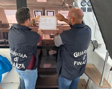 A Olbia l’Agenzia delle dogane e la Guardia di finanza hanno sequestrato un catamarano dal valore di oltre 600.000 euro