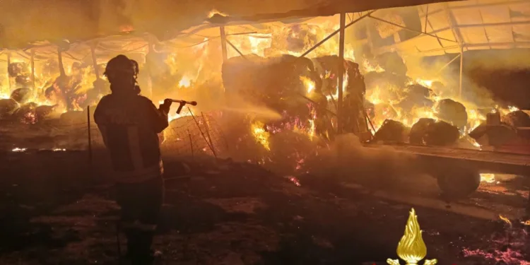 Benetutti: a fuoco un fienile