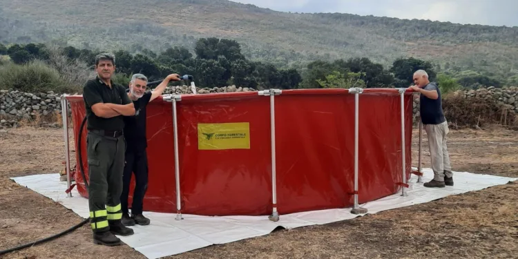 Grazie a una donazione della Fasi, i volontari dell’associazione Montiferru, con altri amici e con la collaborazione del Corpo forestale, hanno posizionato un vascone antincendio da 30mila litri in agro di Cuglieri