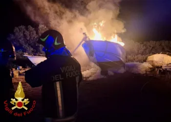 Arzachena: a fuoco un’imbarcazione