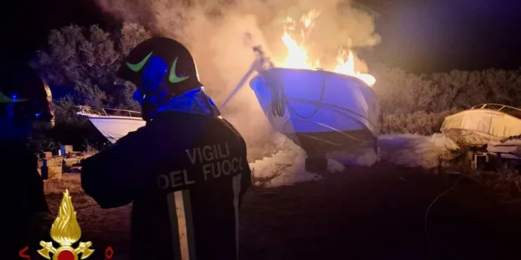 Arzachena: a fuoco un’imbarcazione