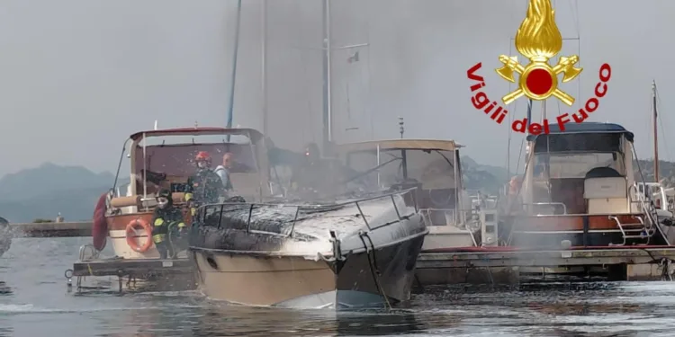 La Maddalena: a fuoco un’imbarcazione a Cala Camiciotto