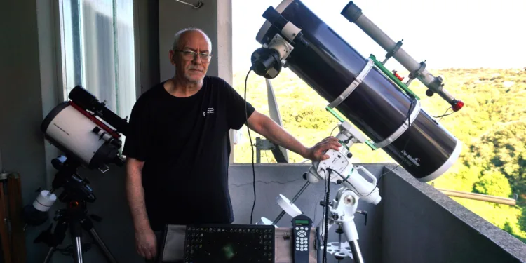 Sassari: la storia di Massimo Dionisi, il lavoro in Poste e la passione per l’astronomia