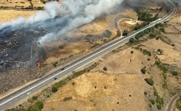 Macomer: incendio in località “Nuraghe Santa Barbara”