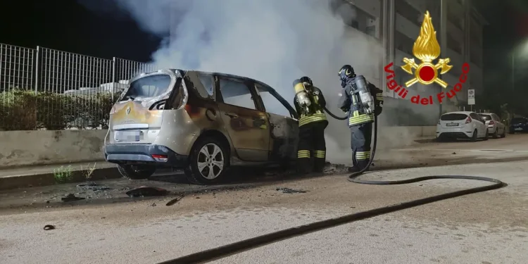 Sassari: a fuoco un’auto in via Paganini