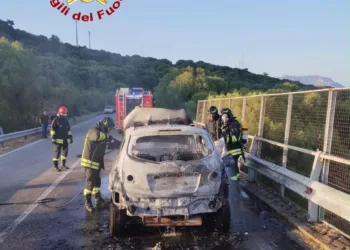 A fuoco un’auto all’altezza del bivio di Orune