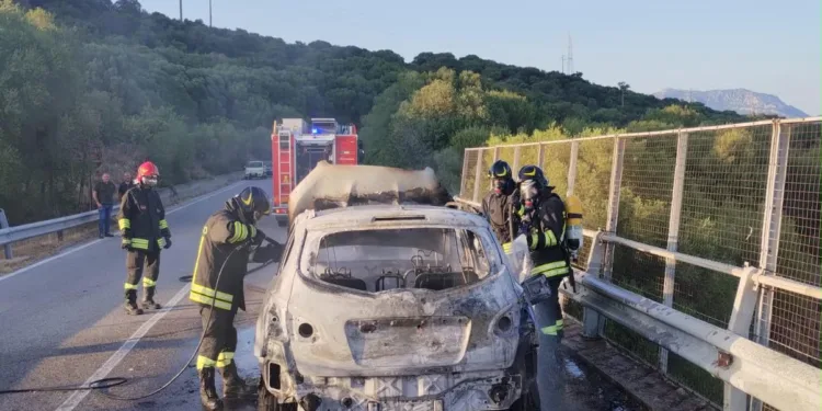 A fuoco un’auto all’altezza del bivio di Orune