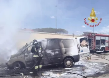 Elmas: a fuoco un furgone nella zona industriale