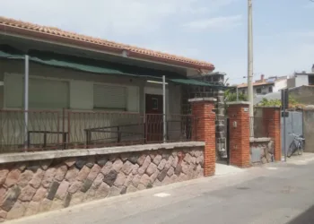 Uras, installato un telo parasole all’ingresso dell’ambulatorio di cure primarie