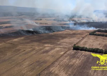 Da fine mattinata il Corpo forestale sta intervenendo su un incendio in agro del comune di Guspini, con tre elicotteri e un Canadair