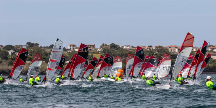 Il Mondiale OpenSkiff entra nel vivo: a Calasetta una flotta ricca di medaglie