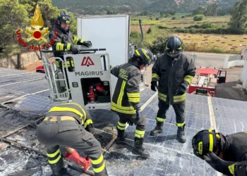 Onifai, a fuoco un tetto fotovoltaico