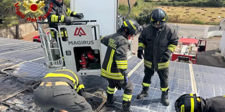 Onifai, a fuoco un tetto fotovoltaico