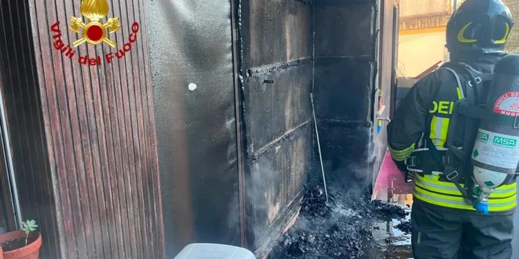 Nuoro: a fuoco un balcone in via Gramsci