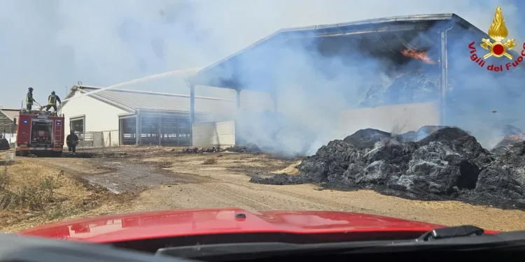 Macomer: a fuoco un fienile in località Cogolatzu