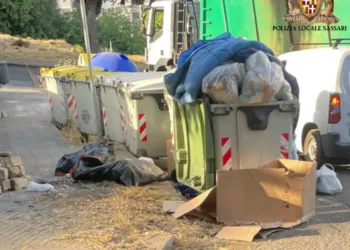Sassari: sommerge di rifiuti i cassonetti, sanzionato