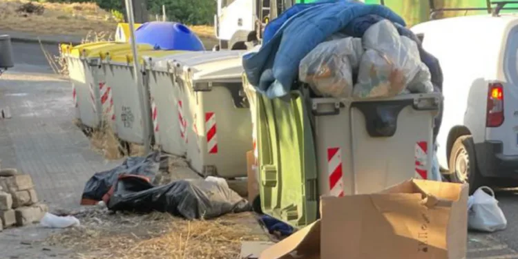 Sassari: sommerge di rifiuti i cassonetti, sanzionato