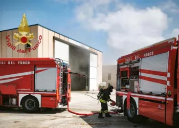 Santa Giusta: a fuoco un mezzo all’interno di un capannone industriale