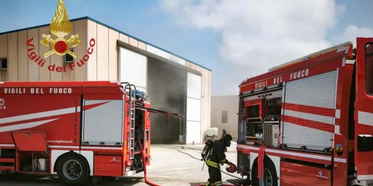 Santa Giusta: a fuoco un mezzo all’interno di un capannone industriale