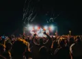 Nora Summer Festival 2026, la notte più lunga dell’estate sarda raddoppia, due palchi e 10 artisti per aspettare l’alba