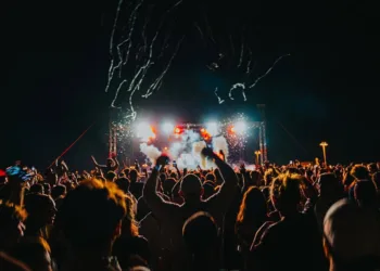 Nora Summer Festival 2026, la notte più lunga dell’estate sarda raddoppia, due palchi e 10 artisti per aspettare l’alba