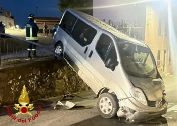 Berchidda: un van si sfrena e finisce oltre le ringhiere di una strada
