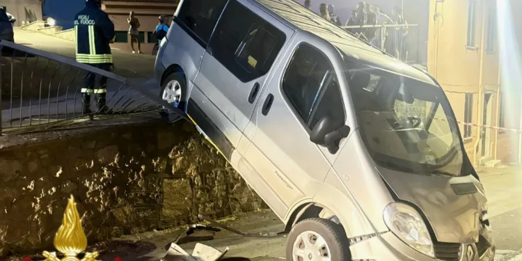 Berchidda: un van si sfrena e finisce oltre le ringhiere di una strada