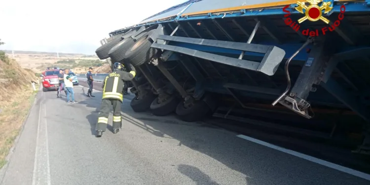 Macomer: autoarticolato si ribalta su un lato nella Statale 131