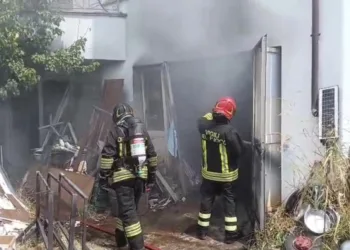 Budoni: a fuoco un locale adibito alla lavorazione del ferro