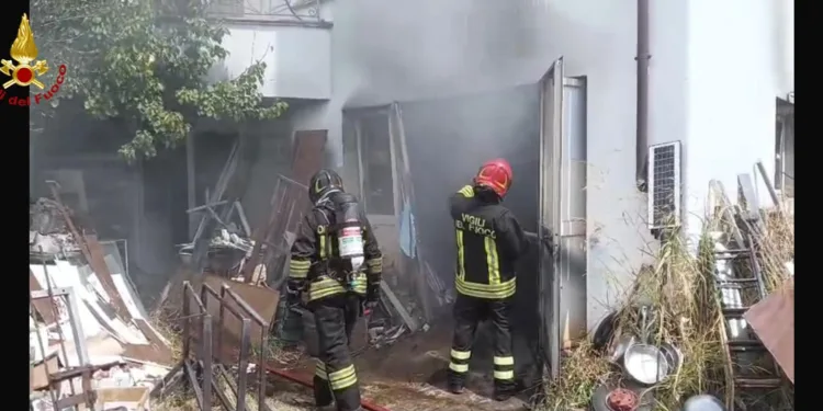 Budoni: a fuoco un locale adibito alla lavorazione del ferro