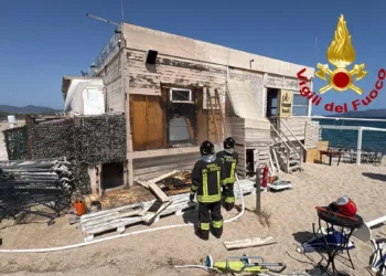 Olbia: fiamme all’interno di un chiosco bar sulla spiaggia delle Saline