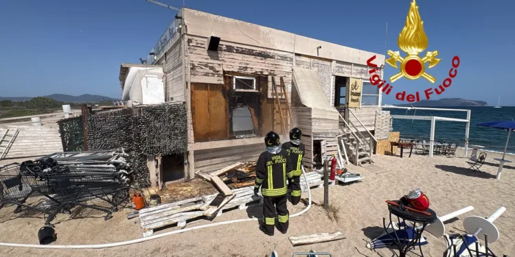 Olbia: fiamme all’interno di un chiosco bar sulla spiaggia delle Saline