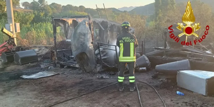Rudalza: a fuoco un deposito di attrezzi