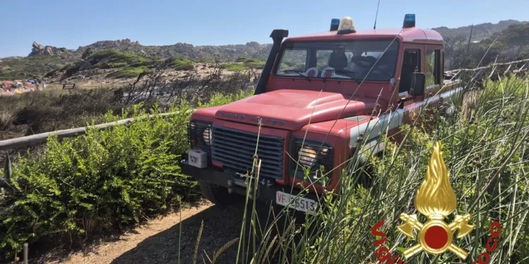 La Maddalena: incendio in località Monti d’Arena