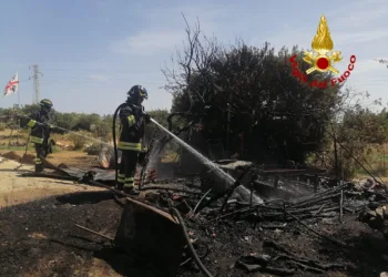 Orosei: a fuoco un prefabbricato