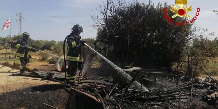 Orosei: a fuoco un prefabbricato