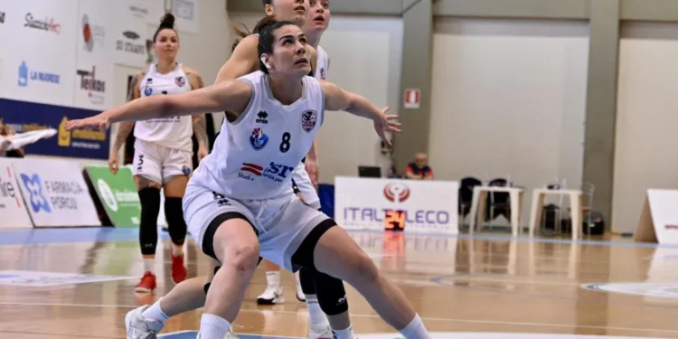 La capitana Eugenia Caldaro rinnova con il CUS Cagliari